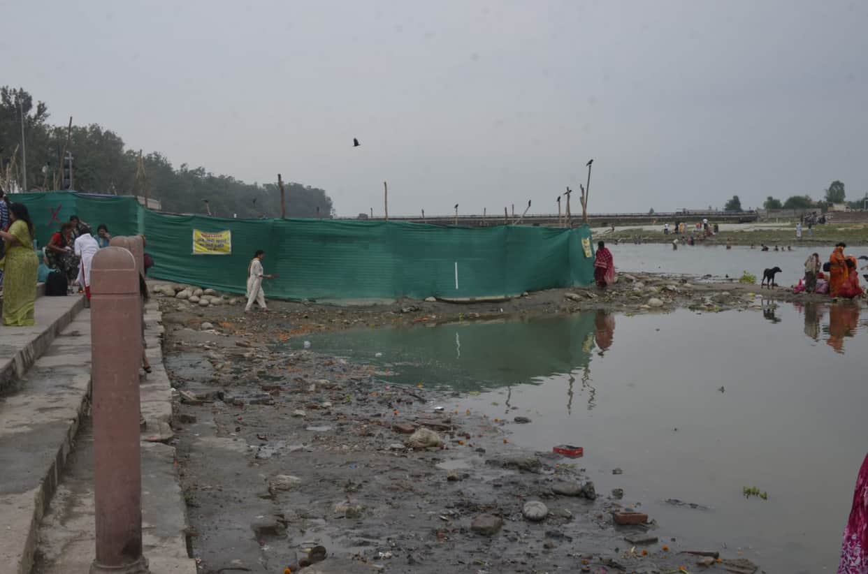 Silt accumulated from the pit on the ghat, spread dirt, sadhus will gather today