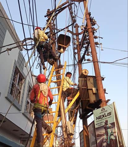 फाल्ट ठीक करने के दौरान हुई हैं मौतें।