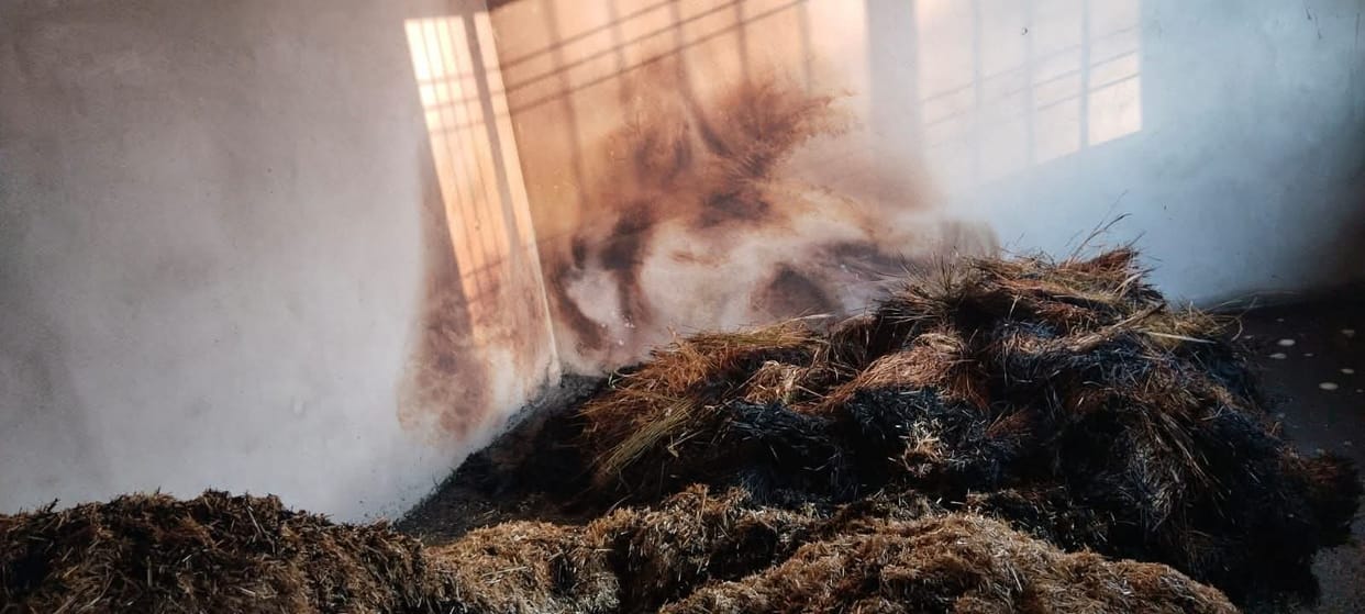 An unknown person set fire to the fodder kept in the room.