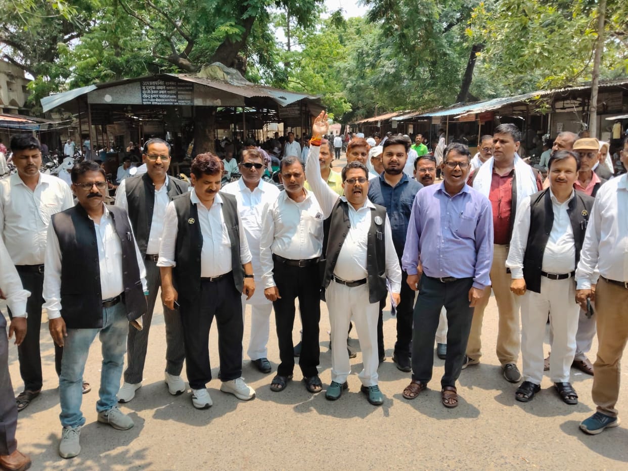 Angry lawyers protest against Tehsildar
