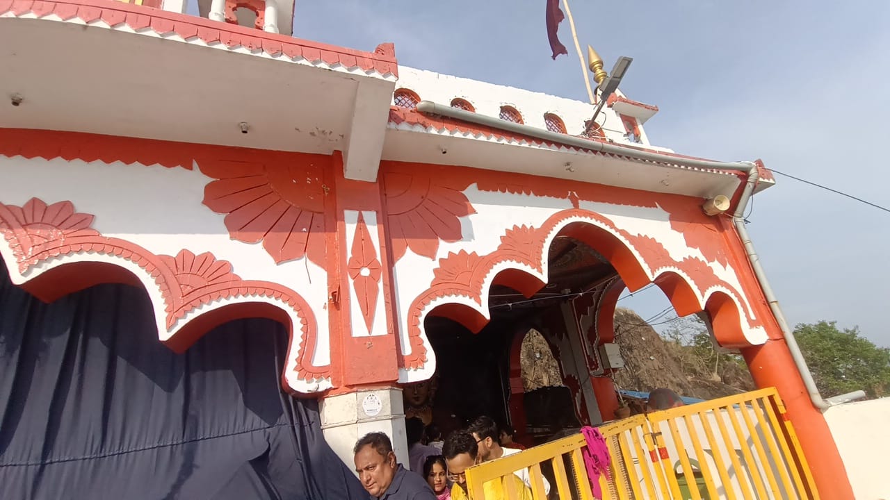 मंदिर के छत की दीवार का कुछ हिस्सा गिरा