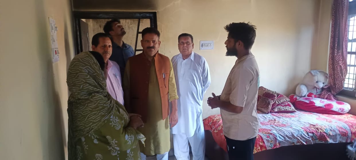 Sanjay met the family of the fire victims in Dhira.