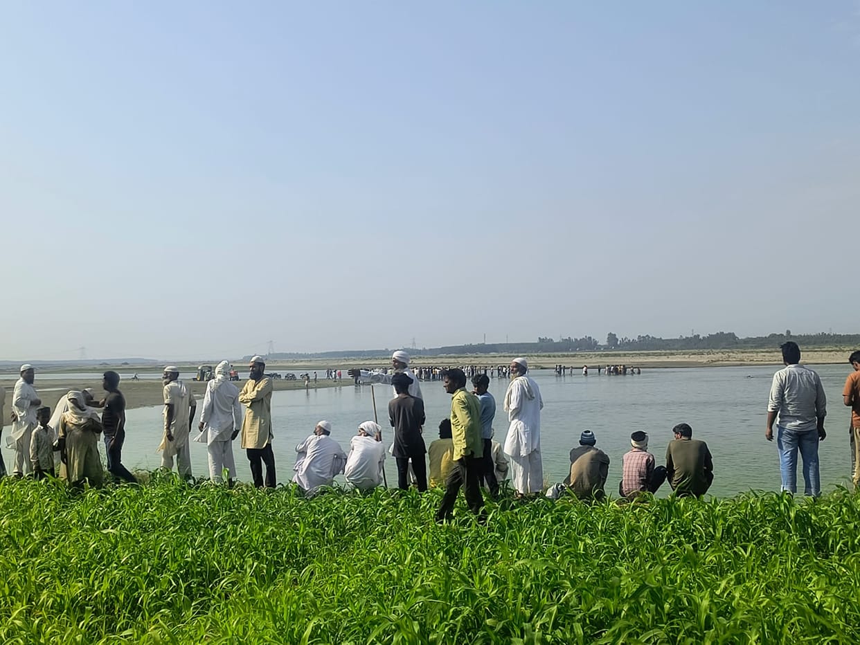 Uncle and nephew drowned while bathing in Yamuna river, both died.