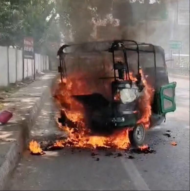 The auto was coming from Mohaddipur, five people were sitting in it.