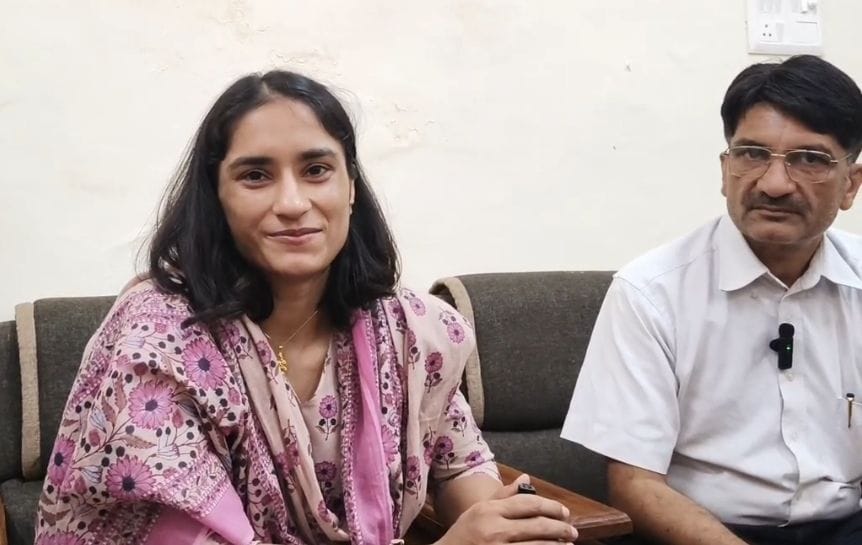 Vinesh Phogat apologized for the displeasure expressed by Congress workers at the PWD Rest House in Julana.