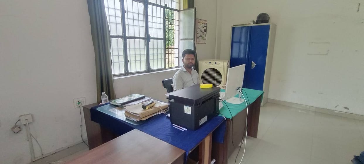 The process of making DL was stopped, applicants returned disappointed, the biometric room was locked.