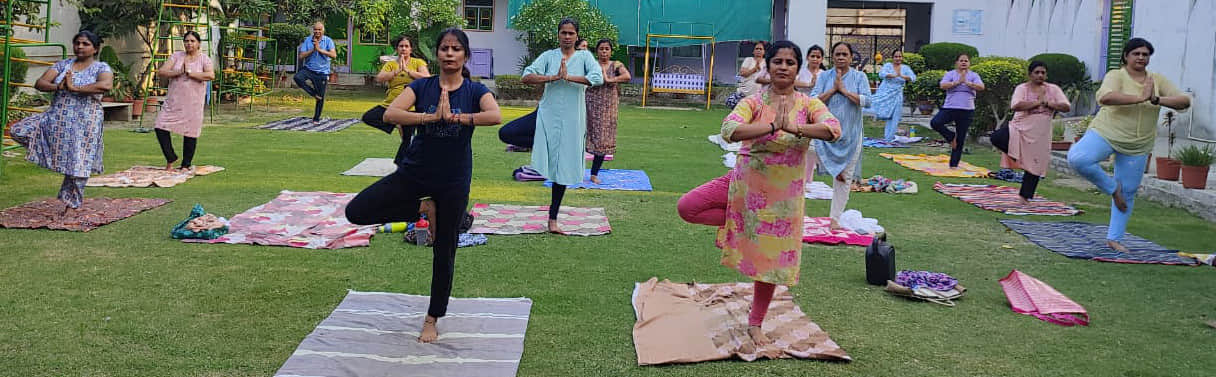 आयुष विभाग की ओर से आयोजित योग शिविर में योग करते साधक। स्वयं