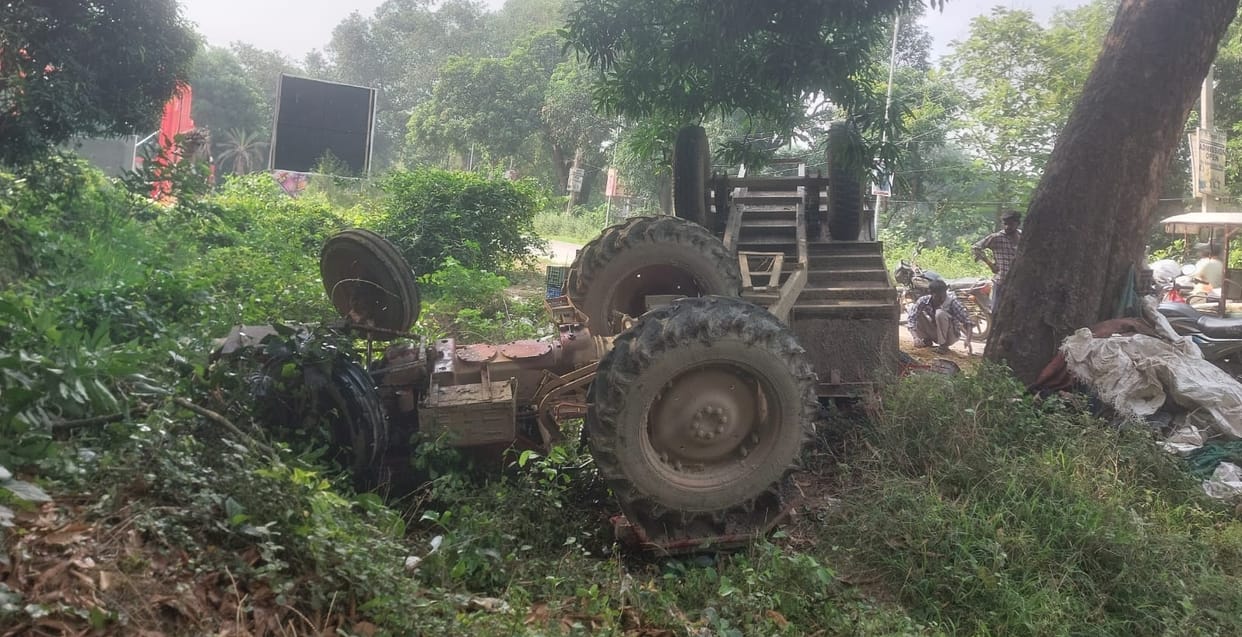 Speeding tractor-trolley overturns; driver and eight laborers injured