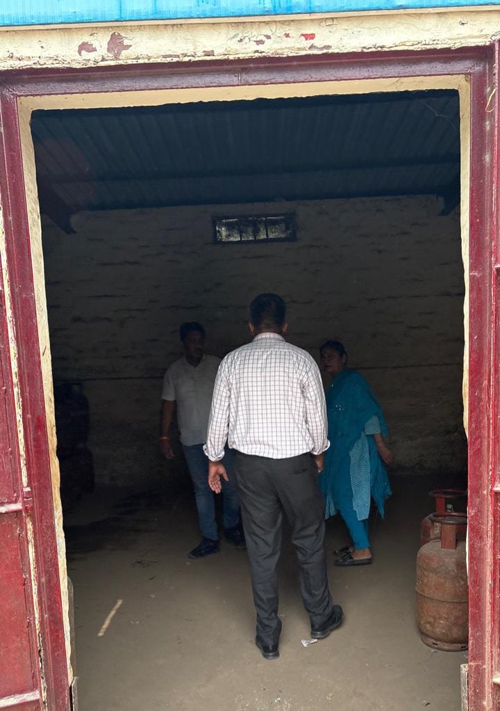 भगवदिया गैस एजेंसी पर जांच करने पहुंची खाद्यपूर्ति विभाग की टीम