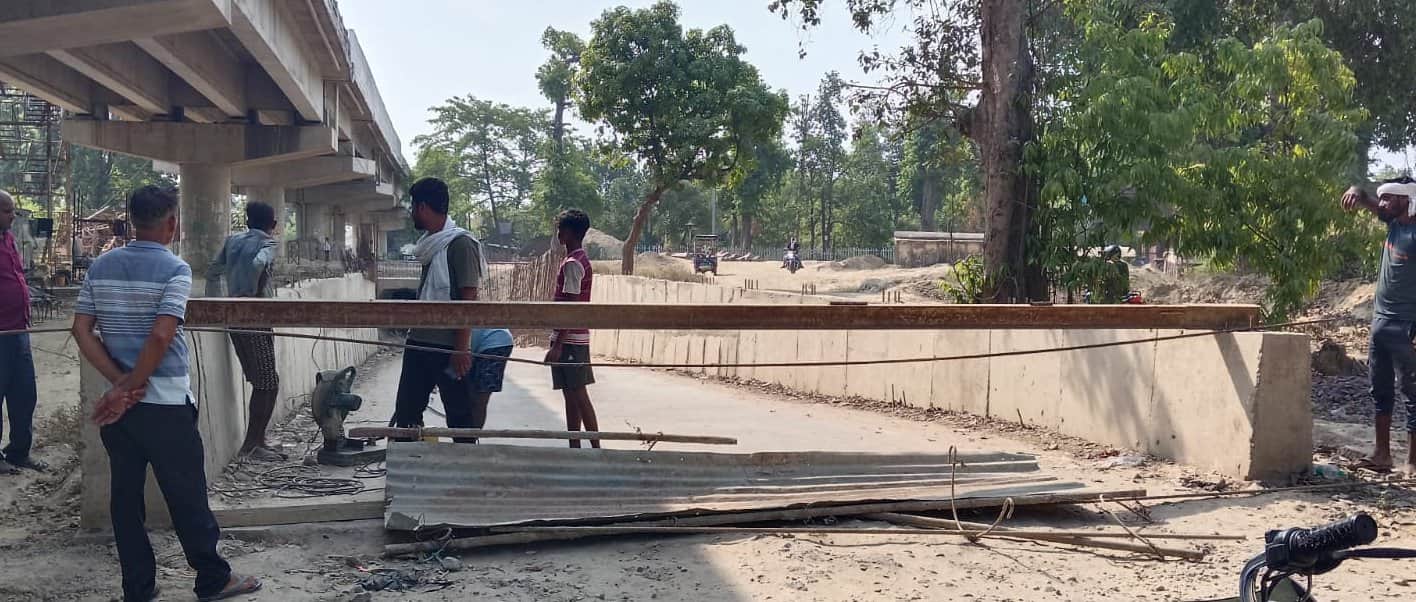 भुपियामऊ अंडर पास बंद करते कर्मचारी। संवाद