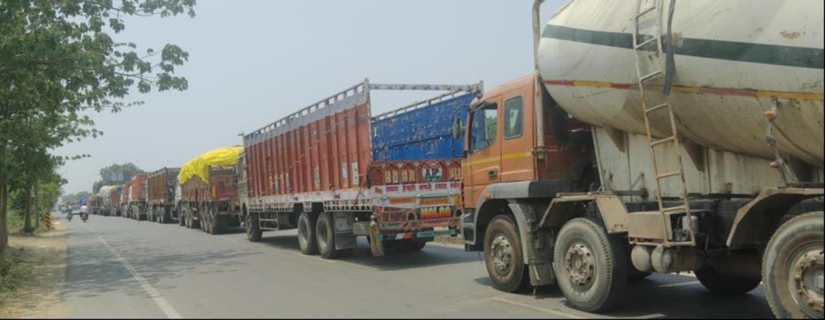 Four km long jam on Shastri Setu remained overnight