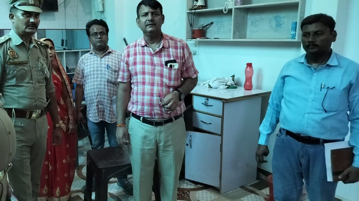 The leg was plastered without any injury, two people including the hospital operator were arrested