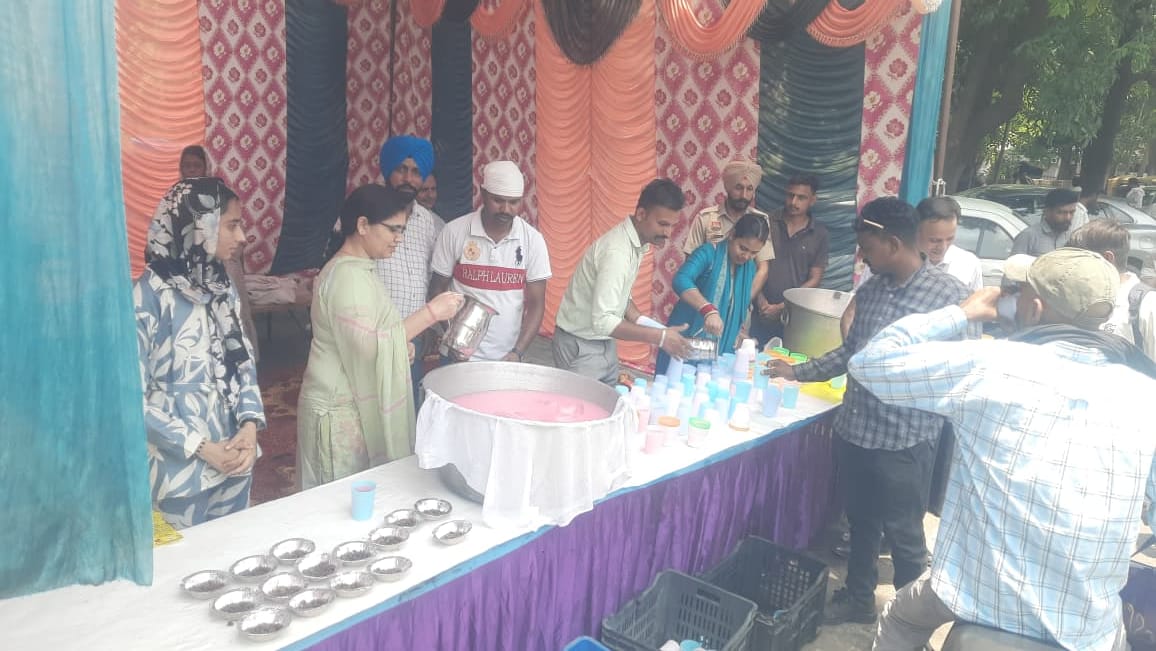 By setting up a Chabeel stall