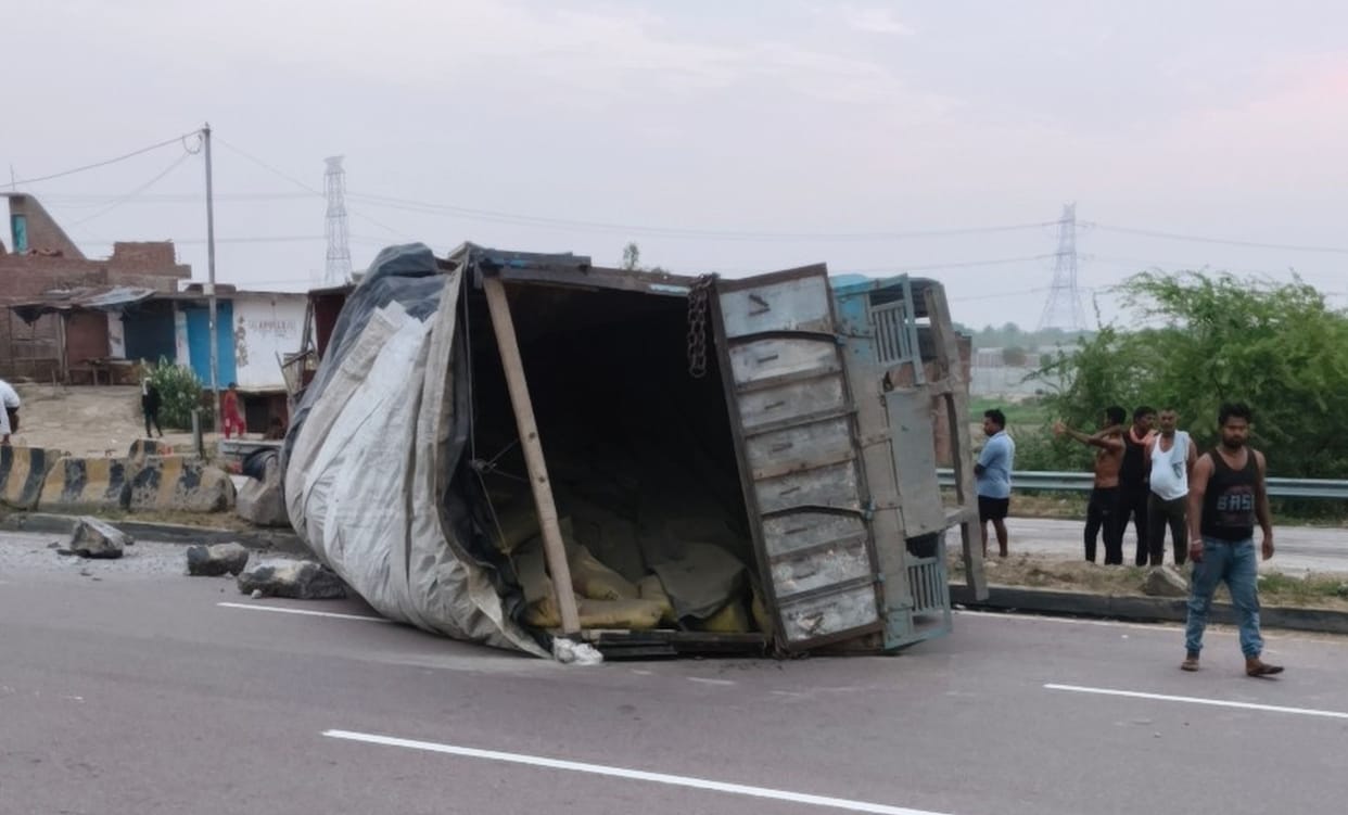 A truck loaded with cement overturned on the highway after falling asleep, breaking the railing.