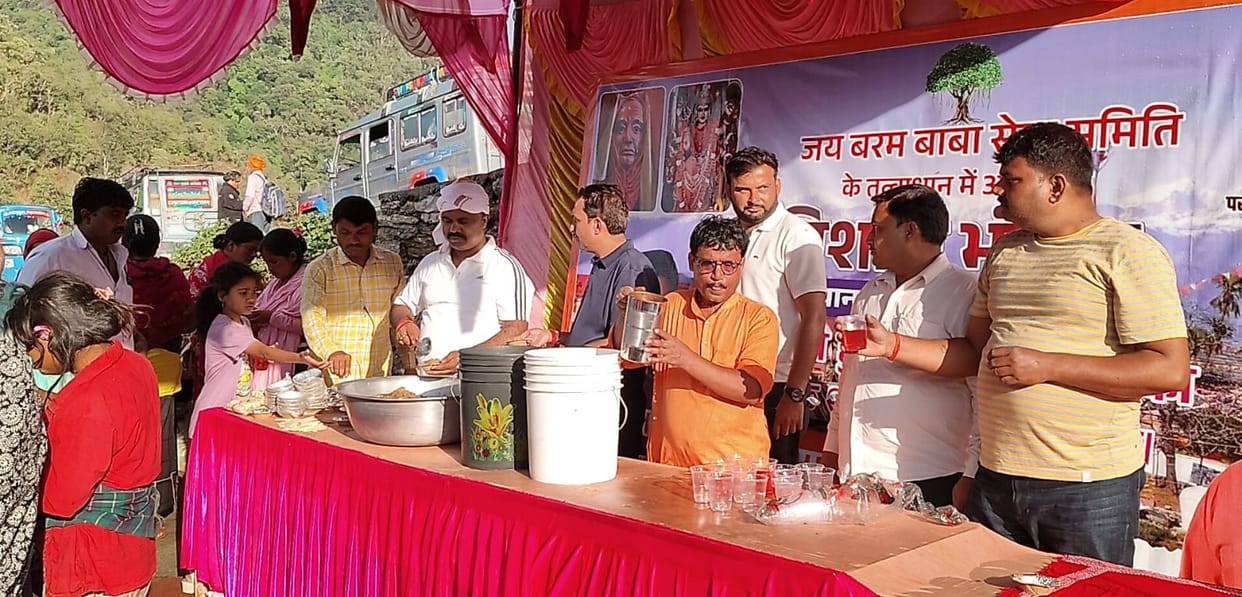 2000 devotees took prasad at the Prabhunath Dham Bhandara