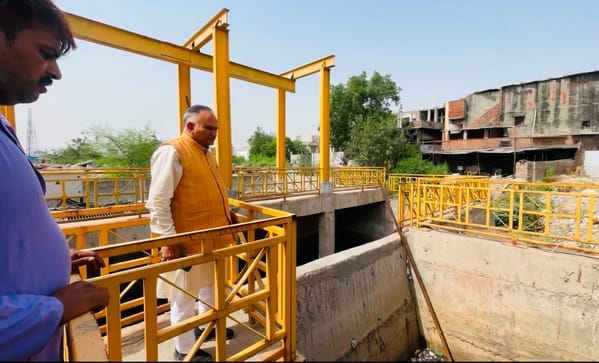 Mayor expresses displeasure over a blocked pipe and a faulty motor at the IPS located at Drain No. 6.