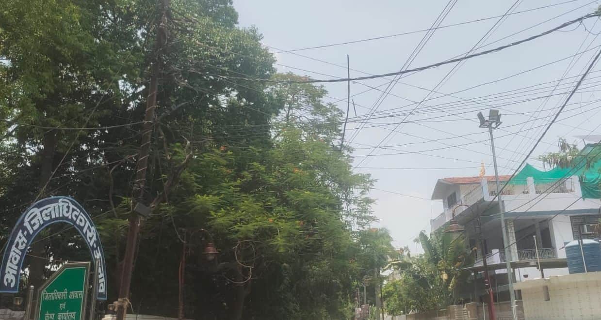 फोटो-20-सिविल लाइन में डीएम आवास के बाहर एचटी लाइन में बंधी बांस की फंटी व फैला तारों का मकड़जा