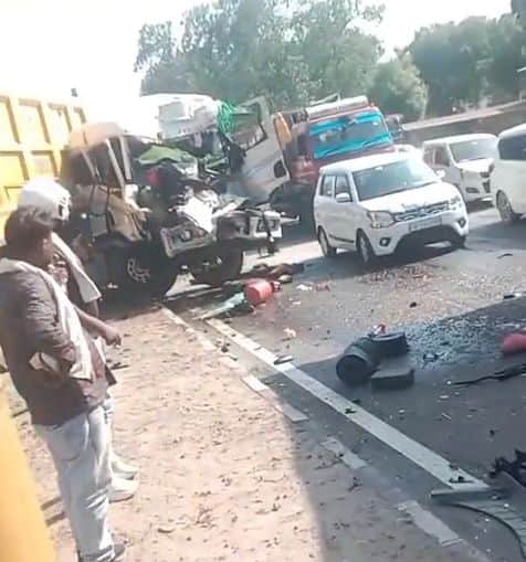 फोटो-32-हाईवे पर नरी के पास  हुए हादसे में क्षतिग्रस्त वाहन और लगा जाम। संवाद