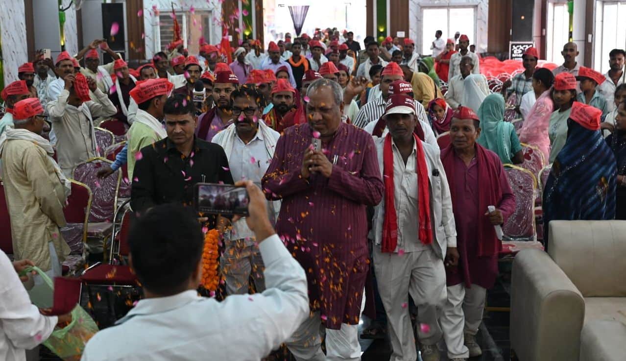 फोटो-33-बैठक में कार्यकर्ताओं को संबोधित करते राज्यमंत्री संजय निषाद। स्रोत: कार्यकर्ता।