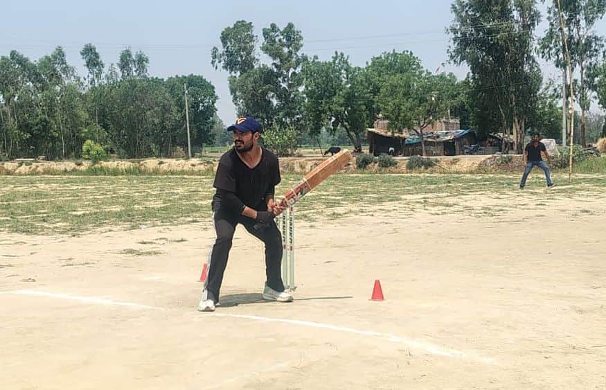 फोटो-9-क्रिकेट टूर्नामेंट में शॉट लगाता बल्लेबाज। संवाद
