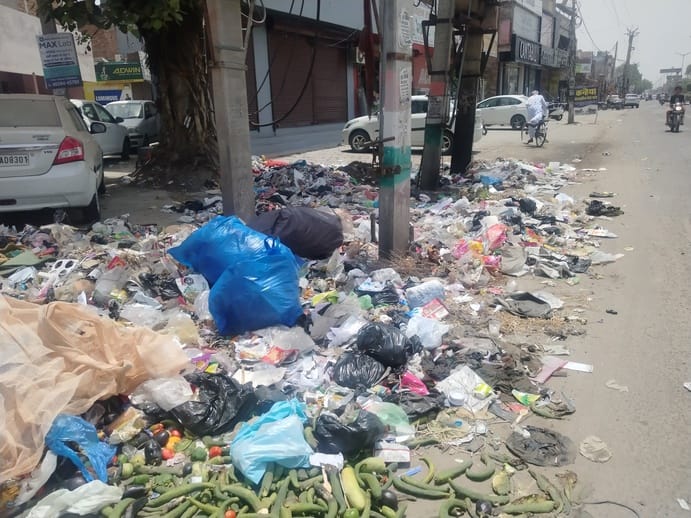 No fear of the central team, heaps of garbage are piled up at the city's dumping points