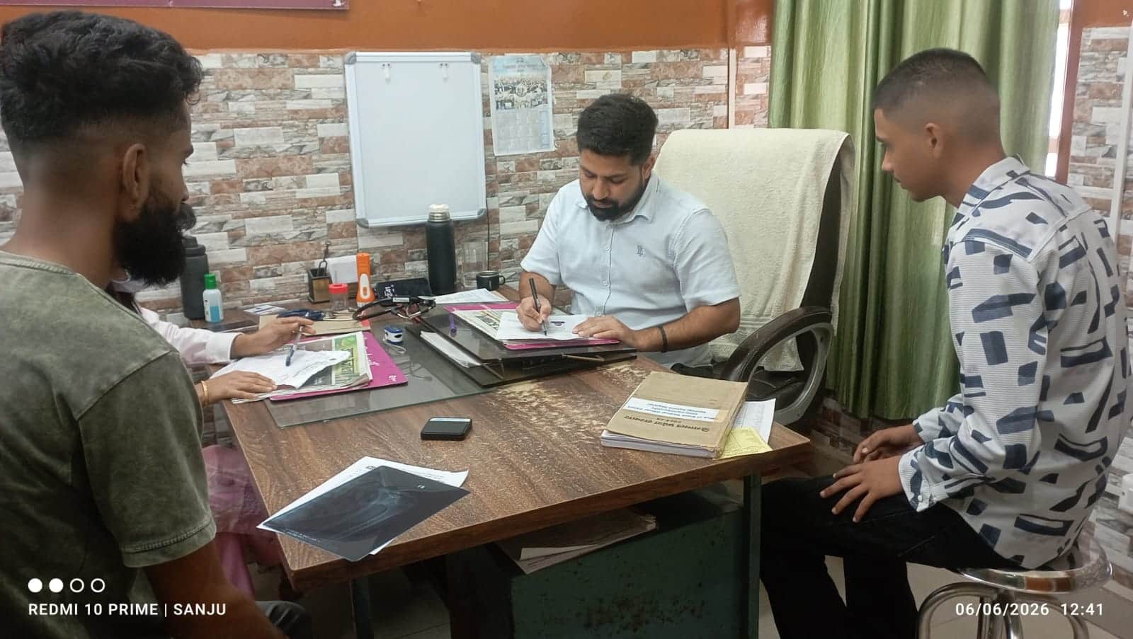 गलोड़ अस्पताल में मरीजों की जांच करते चिकित्सक। संवाद