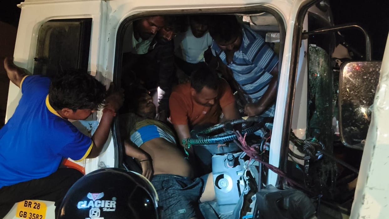 Two trailers collided, the driver's body was removed after 30 minutes by cutting the cabin.