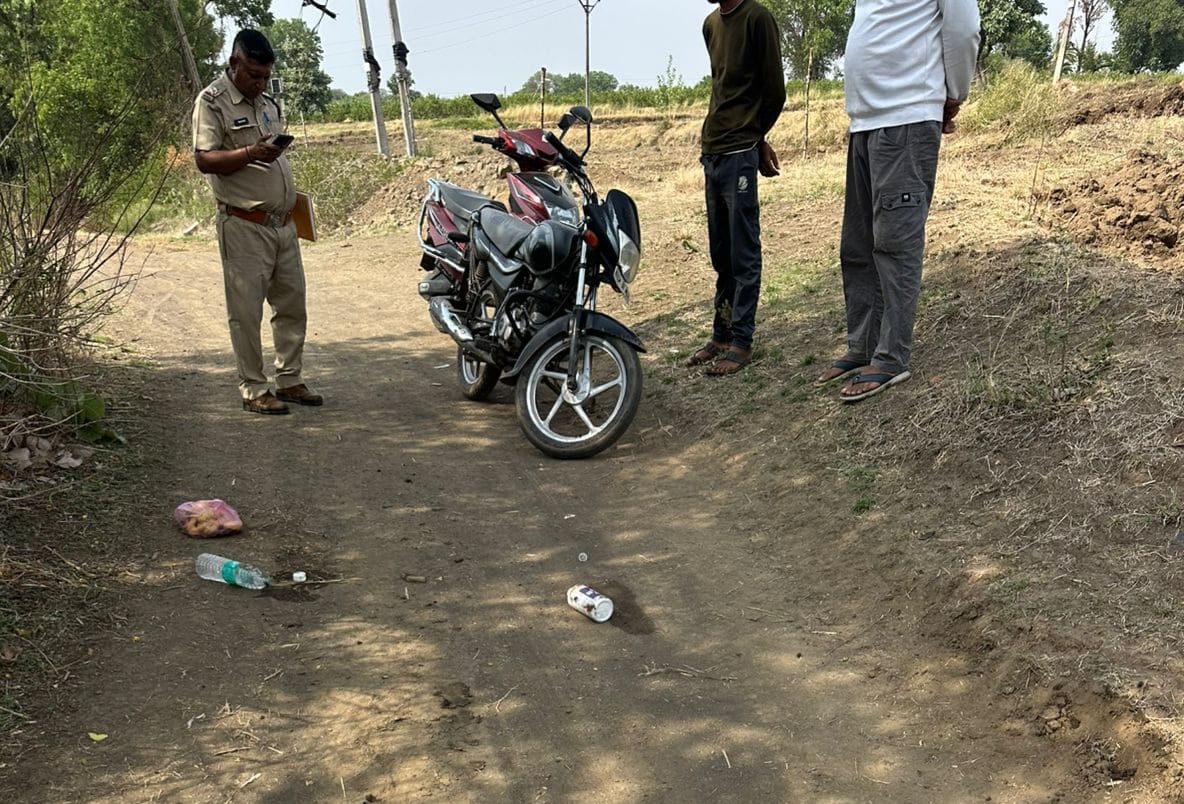 A couple from Jhabua committed suicide by drinking on the roadside; they had even brought a rope to hang