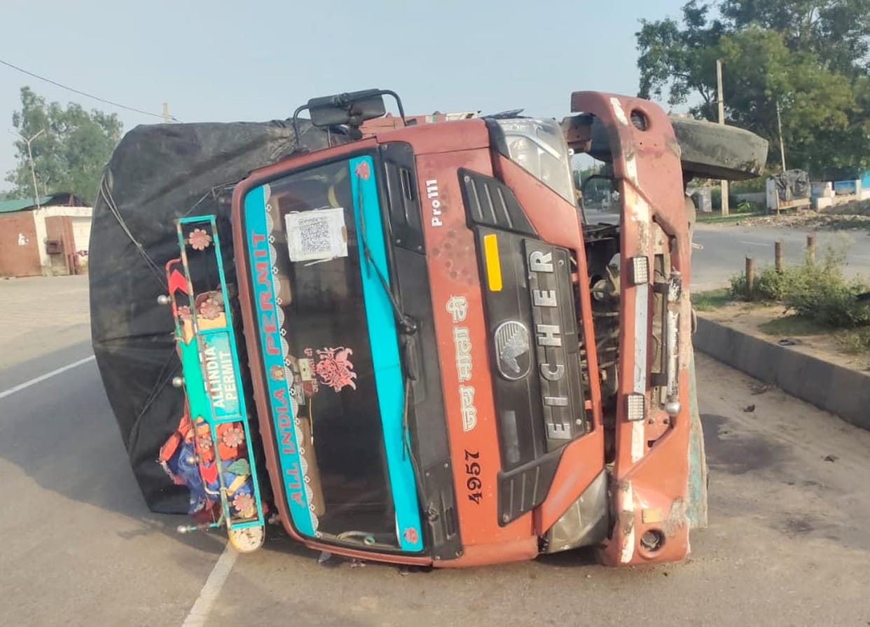 Waterlogging on Delhi highway; Canter truck overturns while trying to navigate through.