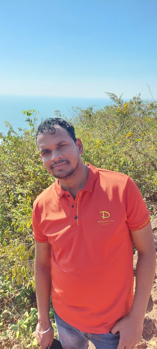 Four teams are searching for the criminals, but they haven't been caught even after six days.