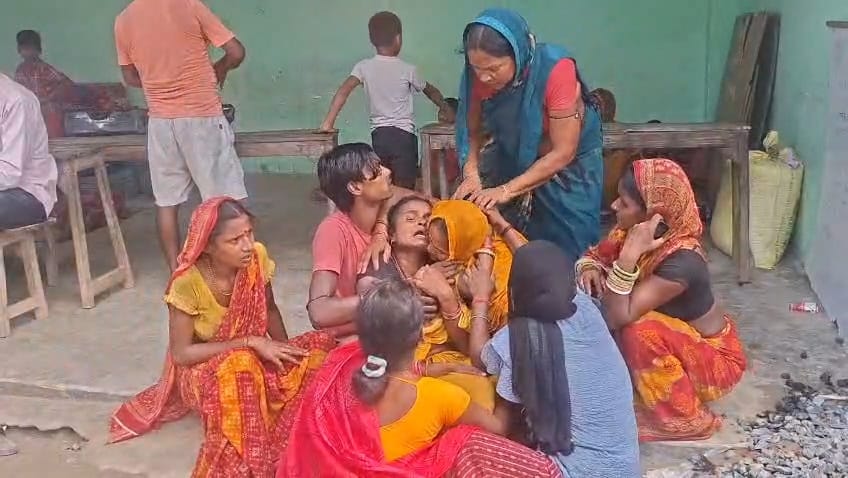 रोते बिलखते परिजन।