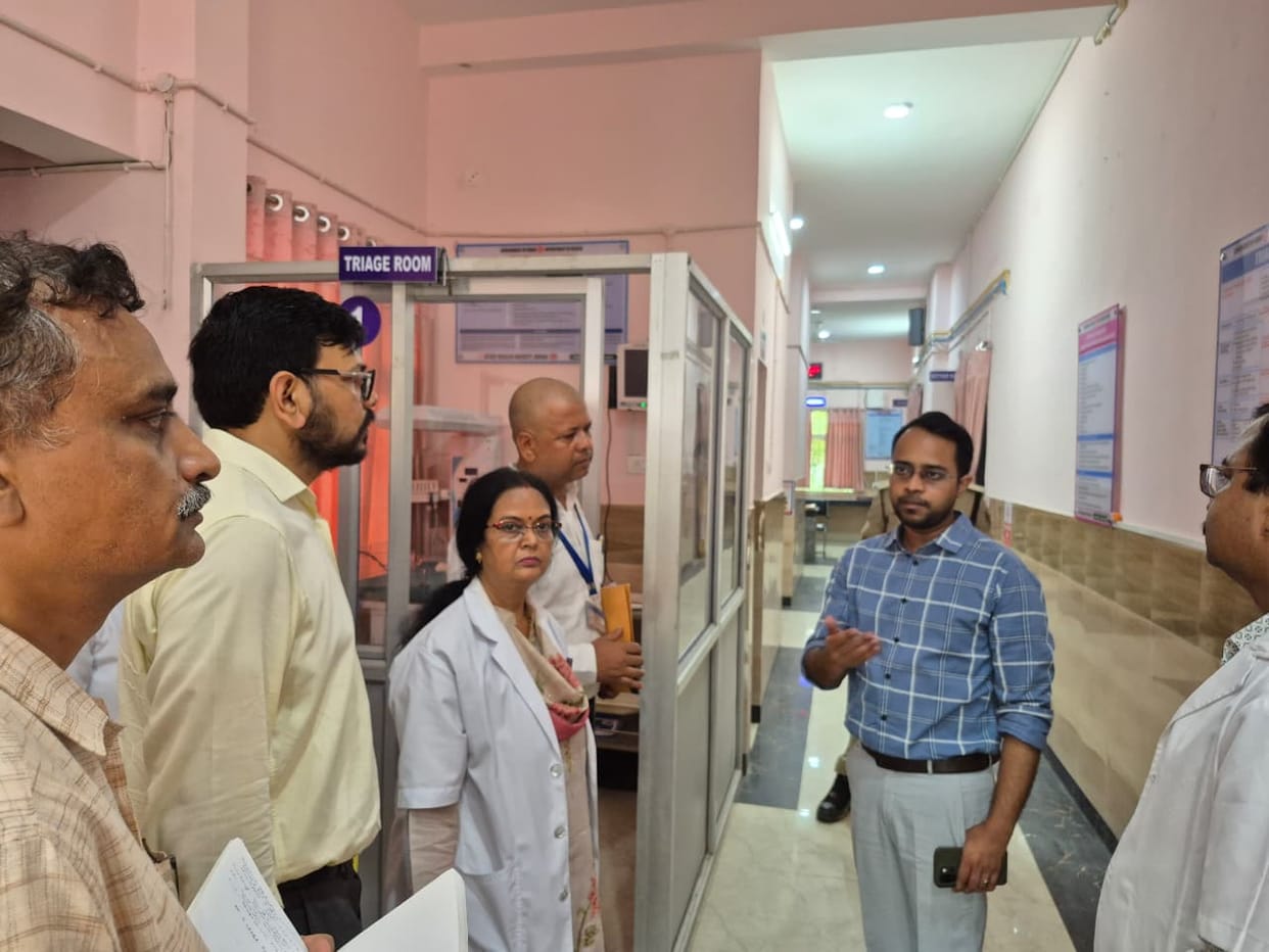 Bihar Saran DM arrived at the Sonepur Sub divisional Hospital for an inspection Sonepur Hajipur News