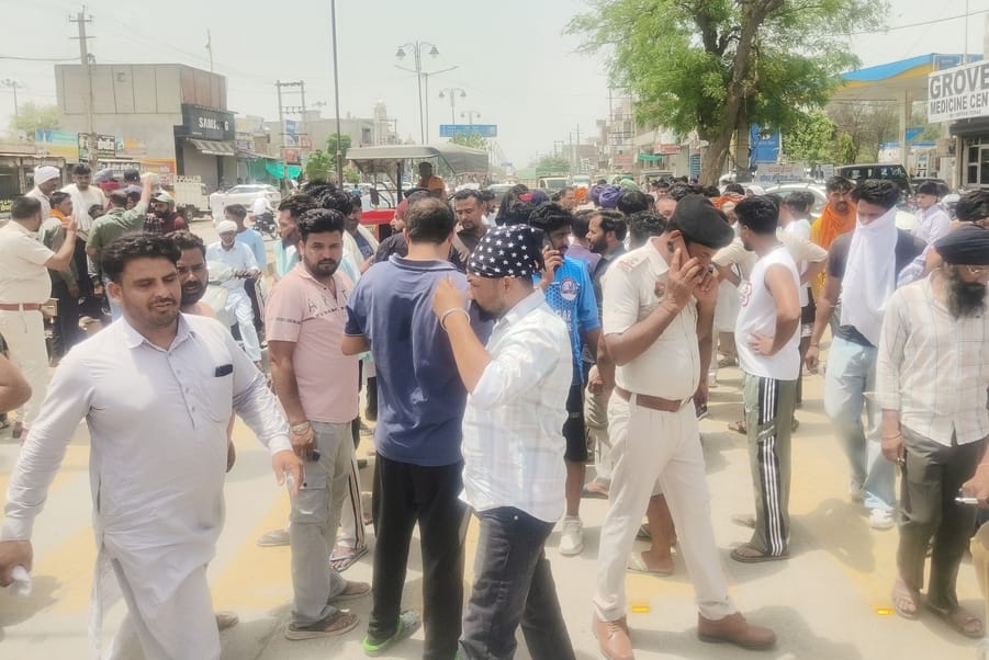 A challan was issued for loud speaker playing on a tractor, leading to a dispute and people blocking the road