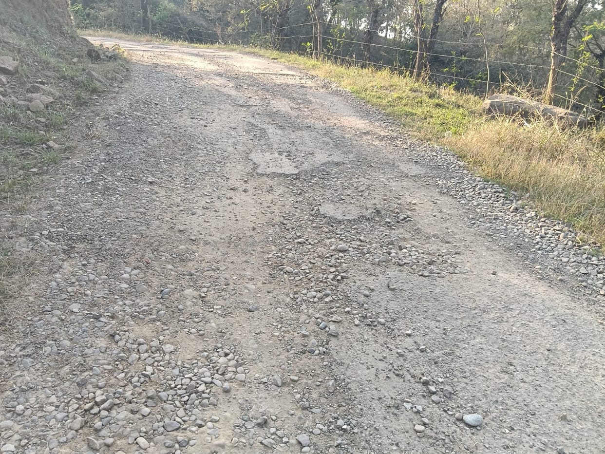 Racheda-Chatyal Balh road became a cause of trouble