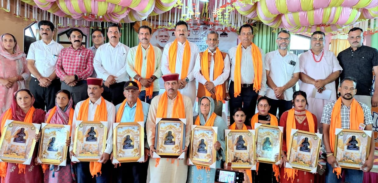 Panchayat representatives were honored in Jhanduta.