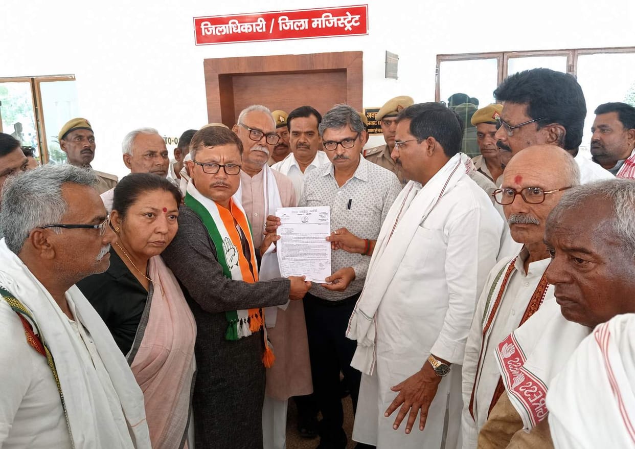 Congress leaders raised slogans against the government in the Collectorate and submitted a memorandum.