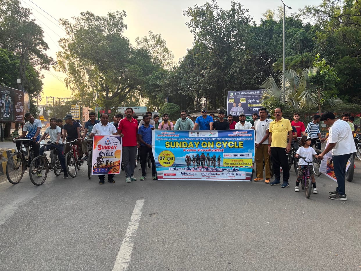 Citizens participate in cycle race