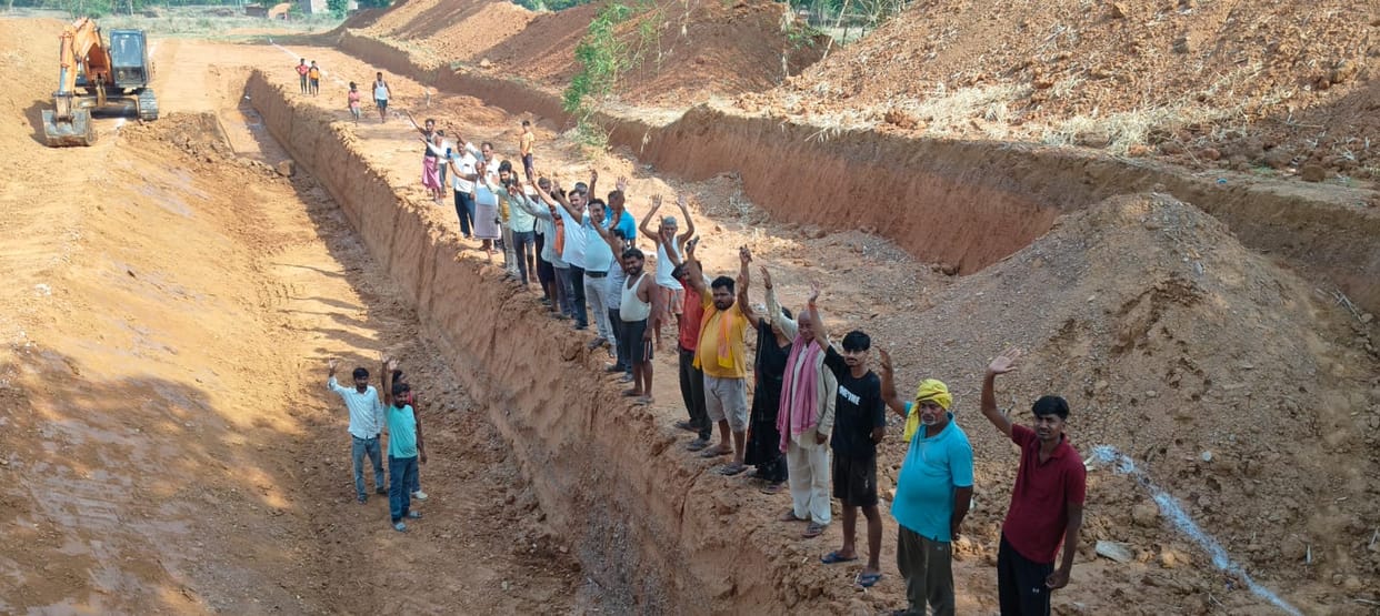 Farmers stopped the canal work