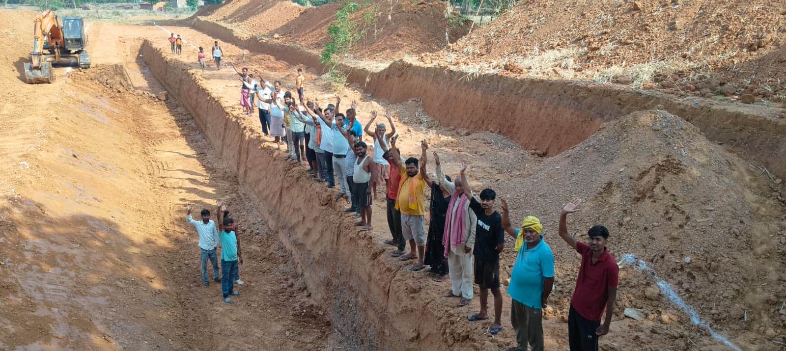 कोन क्षेत्र में नहर निर्माण में अनिमिता का विरोध करते ग्रामीण। संवाद