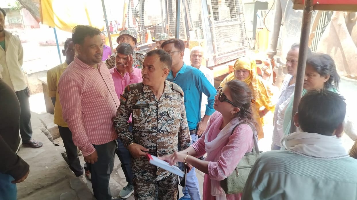 Corporation bulldozer runs on illegal constructions, people create ruckus