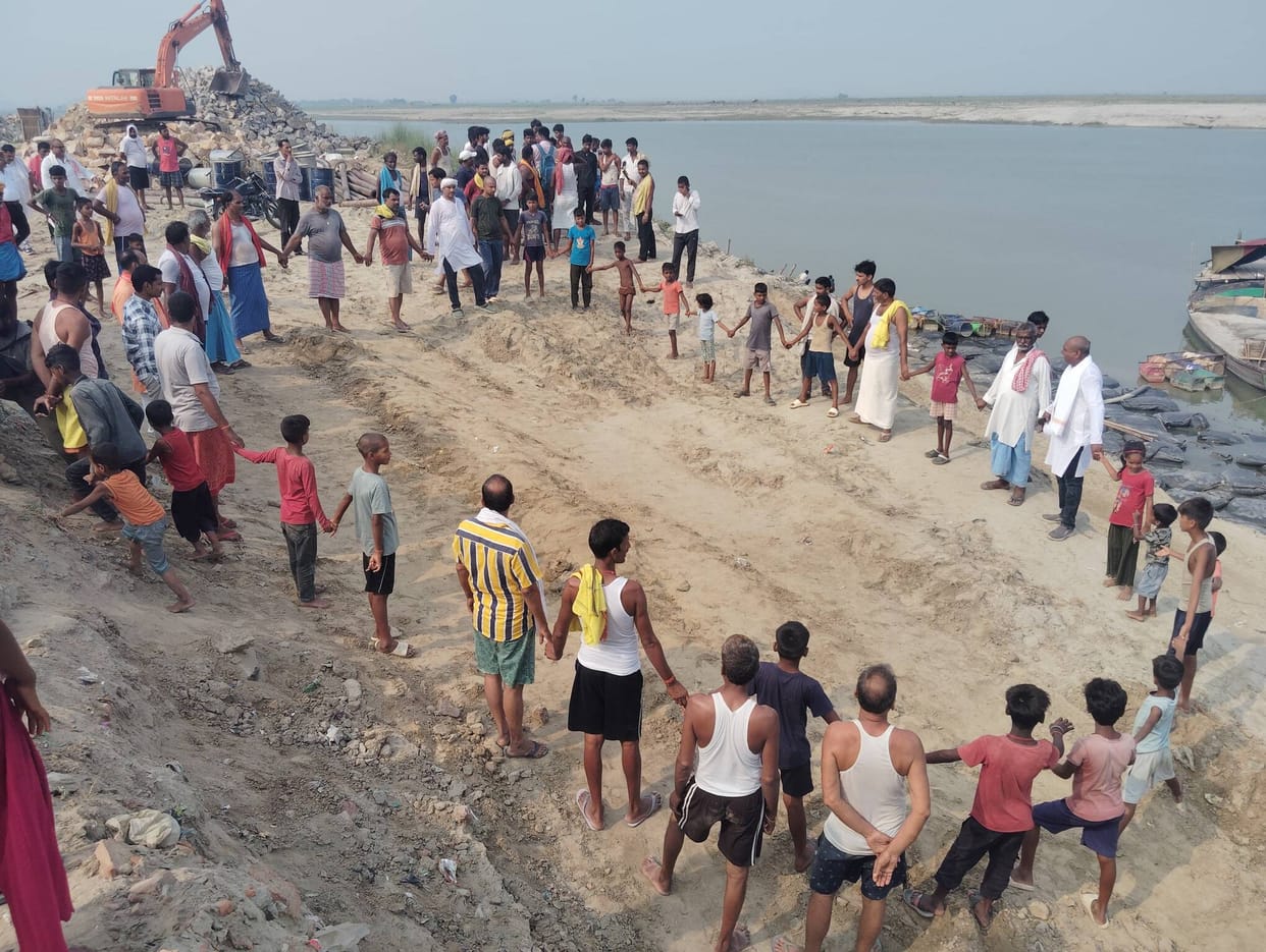 Bihar vaishali Erosion victims staged a protest in Sonepur Hajipur News sonpur news vaishali News