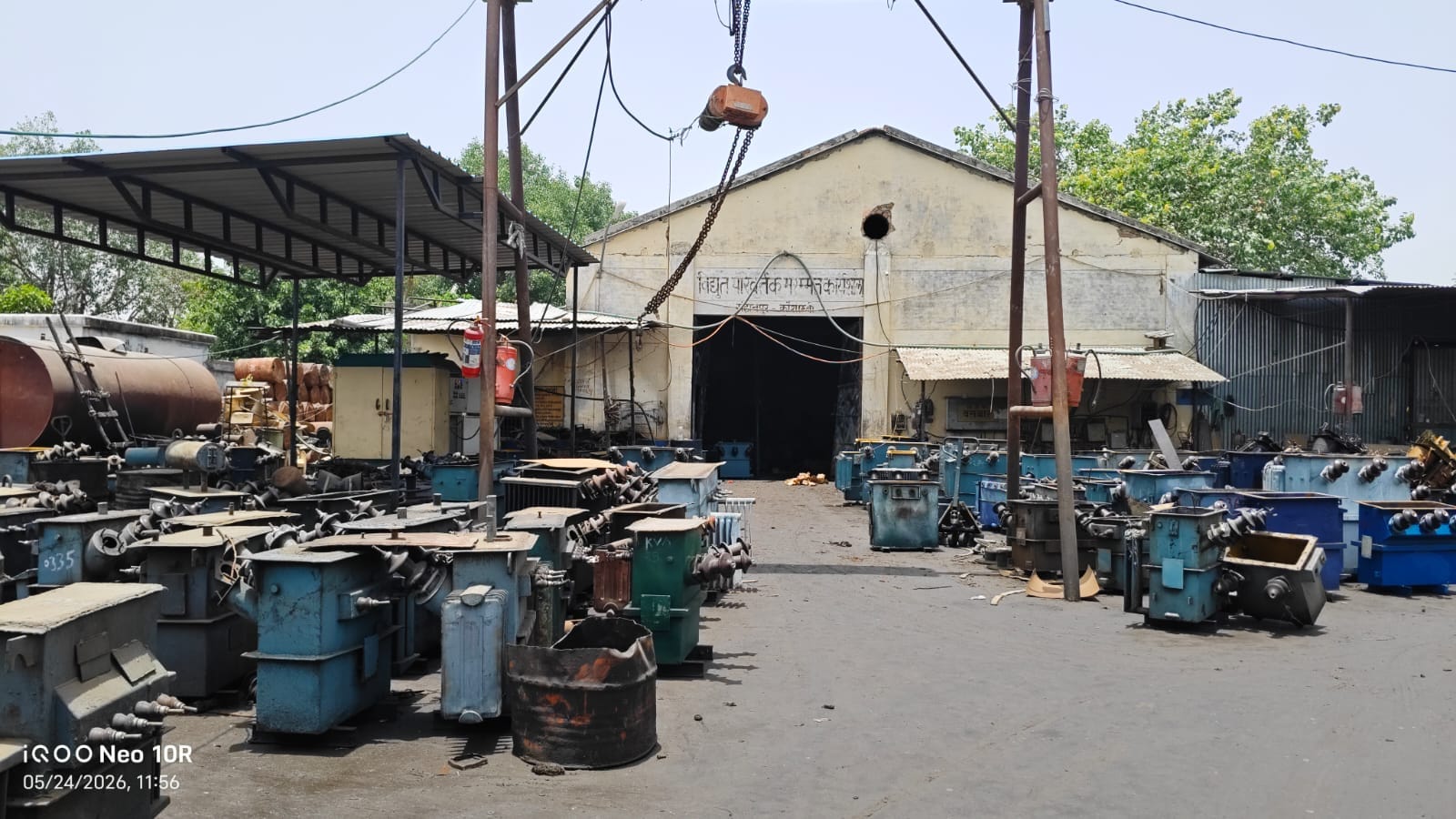 मंझनपुर स्थित विद्तुत परिवर्तक मरम्मत कार्यशाला में रखे ट्रांसफॉर्मर। संवाद