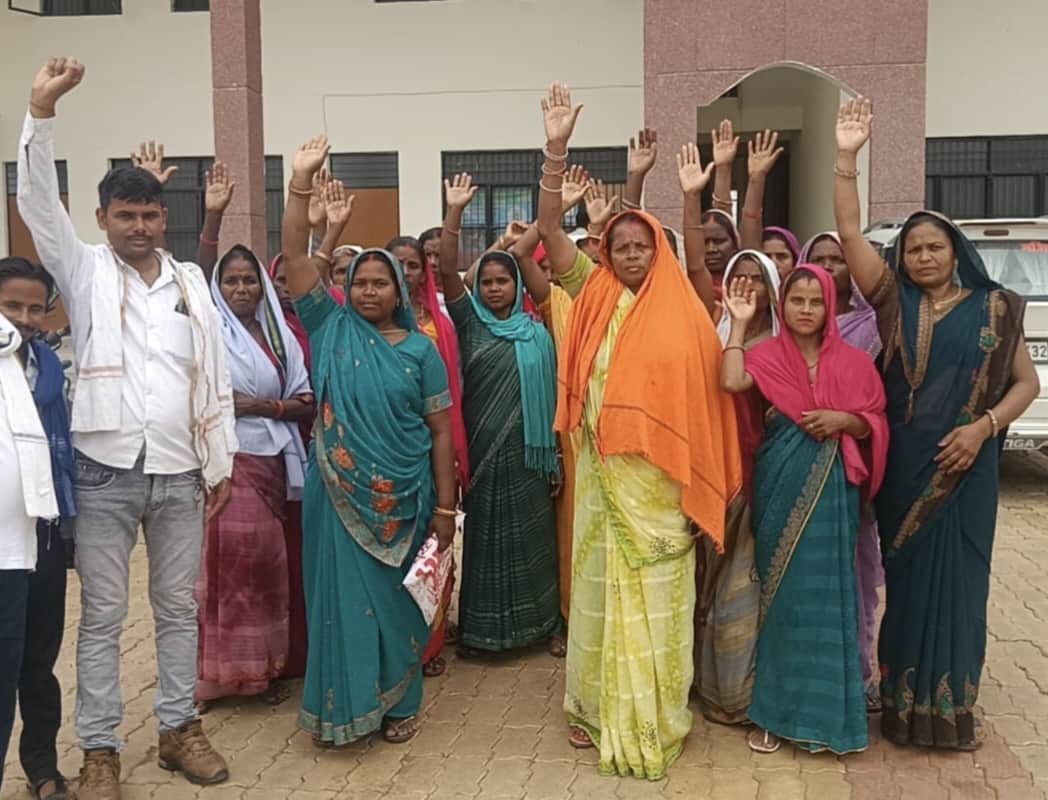 ओबरा तहसील पर प्रदर्शन करतीं खैरटिया स्थित गोंडान टोला की महिलाएं।स्रोत स्वयं