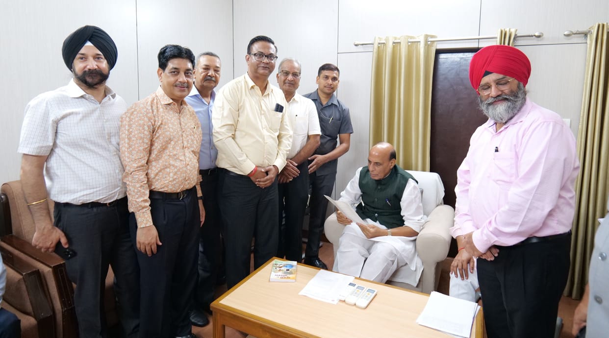 Industrial Area Manufacturers Association General Secretary met the Defense Minister and submitted a memorandum.