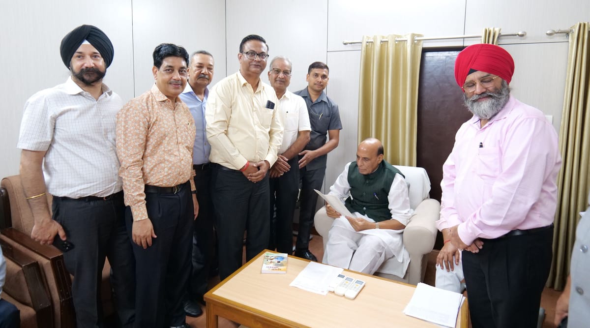 Lucknow News: औद्योगिक क्षेत्र निर्माता संघ महासचिव ने रक्षा मंत्री से भेंट कर सौंपा ज्ञापन