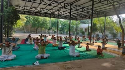 पांच दिवसीय योग जागरूकता शिविर में भाग लेते लोग। स्रोत : संस्था