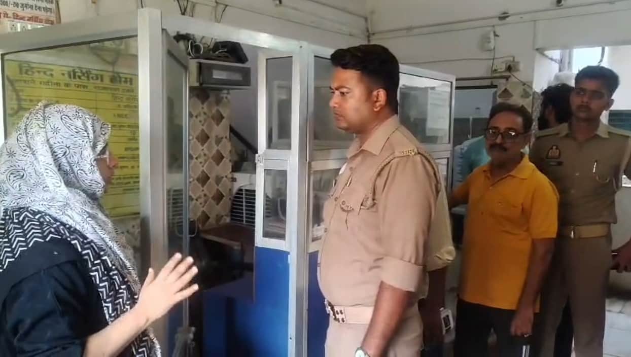 पल्टन बाजार स्थित नर्सिंग होम में बच्चे की मौत के बाद परिजनों के हंगामे के दौरान पहुंची पुलिस।