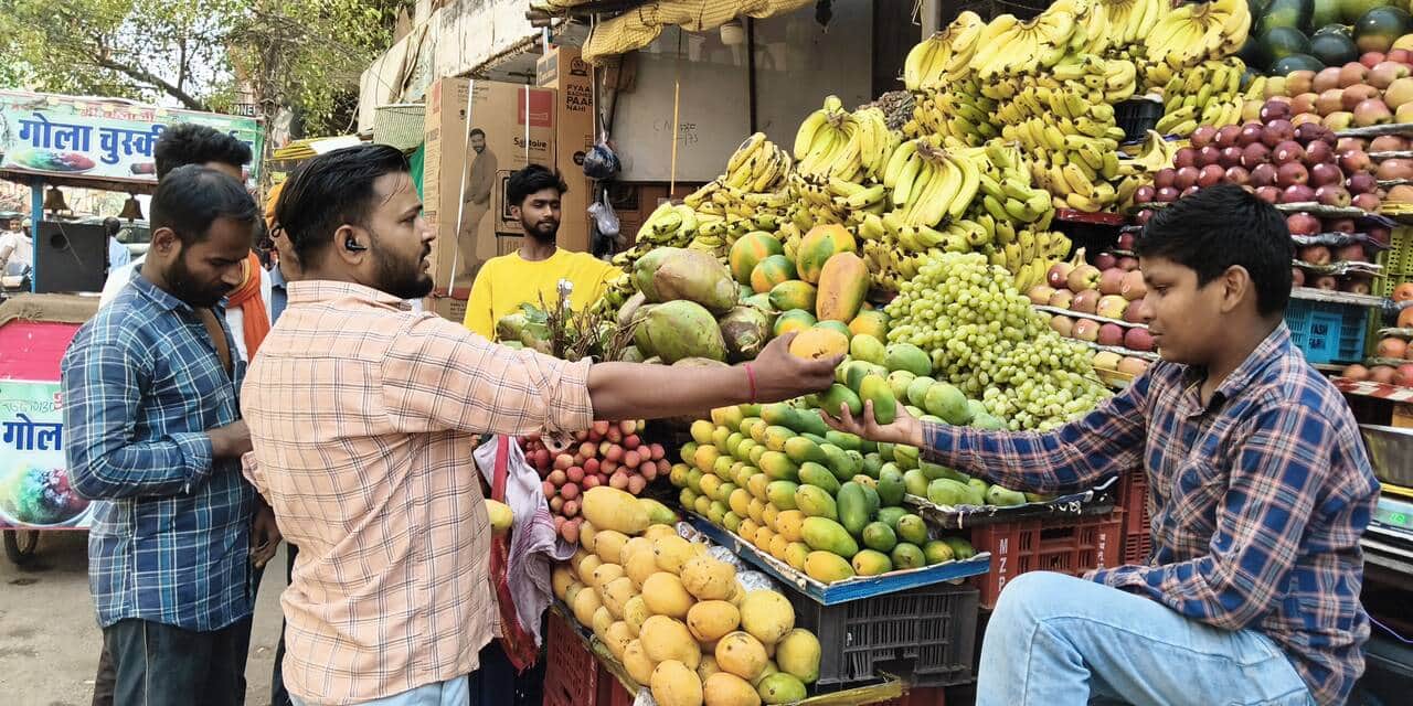 रॉबर्ट्सगंज में फलों की लगी दुकान। संवाद