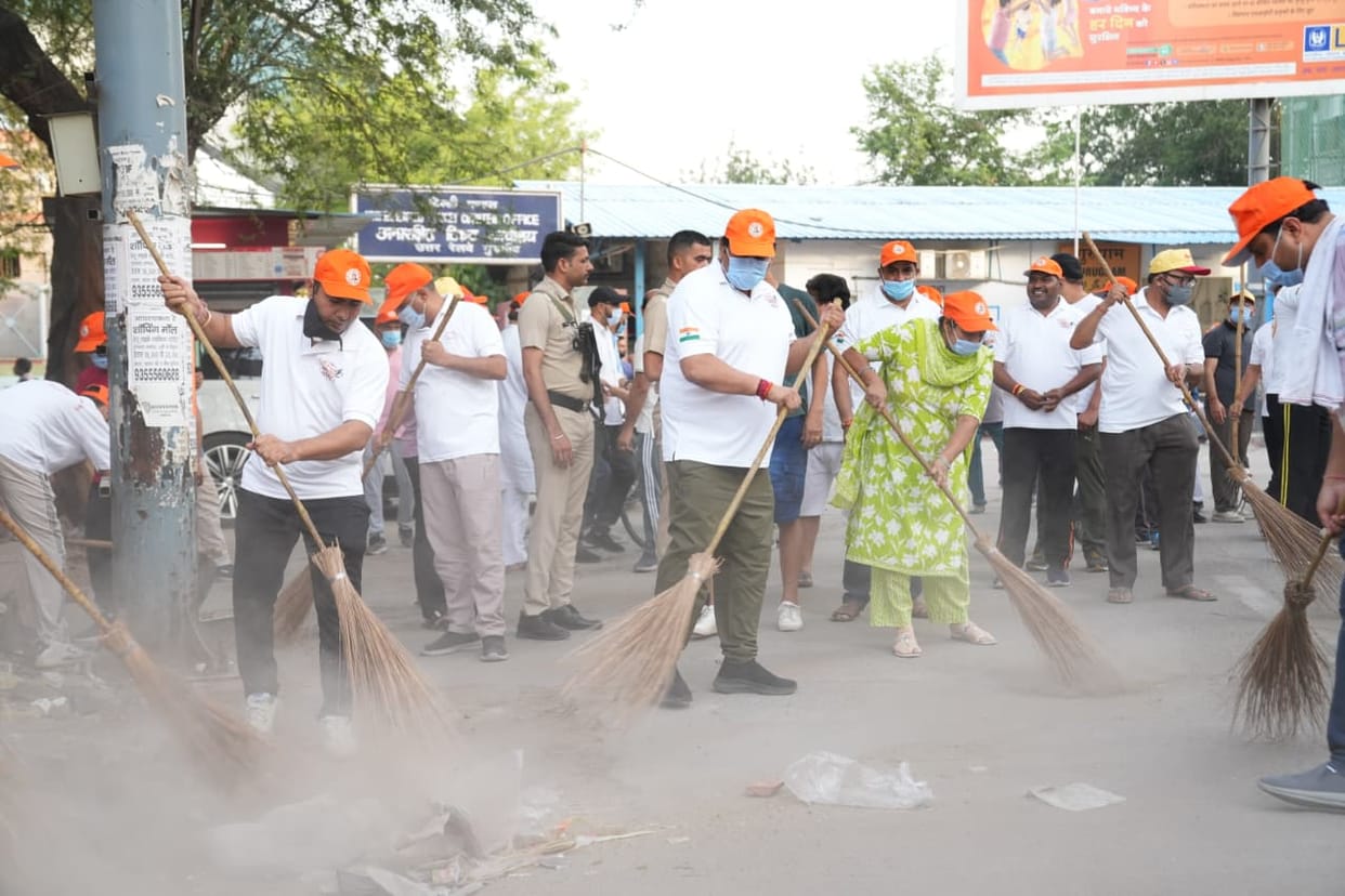 MLA Mukesh Sharma created awareness about cleanliness by doing voluntary work.