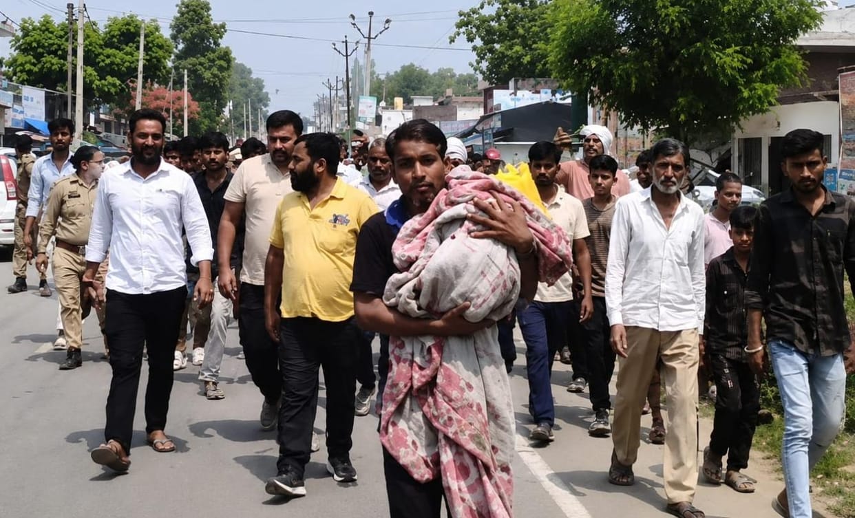 Mansi's family refuses to perform last rites, protests